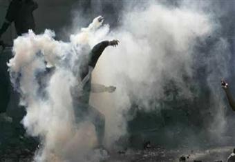 الأمن يلقي الغاز على طلاب الإخوان بمحيط كلية الإعلام بجامعة القاهرة