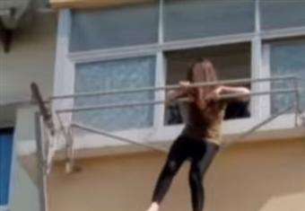 لحظة انتشال فتاة من الموت المحتم