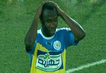 بالفيديو.. جون انطوي يُحدث فوضى بالملعب بعد مشاجرة مع لاعبي الحرس