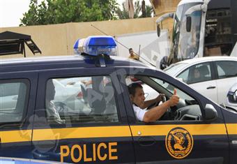 صورة اليوم.. ضابط شرطة يحيي المحتفلين بعيد ميلاد مبارك