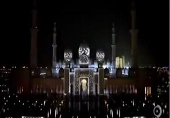 إضاءة مسجد الشيخ زايد وقت الأذان