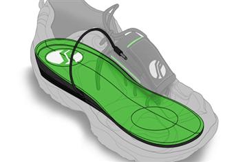 وداعًا لأزمة الكهرباء.. علماء يصممون حذاء يولد الطاقة بالمشي