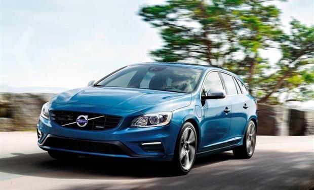 فولفو تقدم ثوباً رياضياً لأيقونتها V60 D6 AWD الهجين