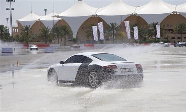 بالفيديو : أقوى استعراضات الدريفت على الماء برعاية Audi R8 الامارات 