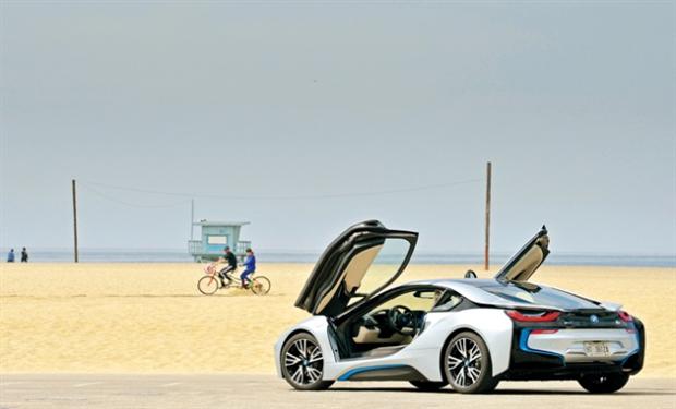 BMW i8 على شاطئ دبي