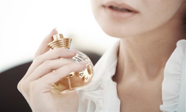 حيل لعطر يدوم طويلاً 