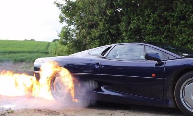 بالفيديو Jaguar XJ220 تشتعل بنيران سرعتها