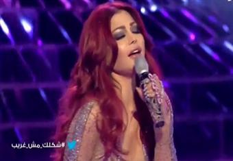 هيفاء وهبي تتألق على مسرح شكلك مش غريب بأغنية ''انا فرحانه''