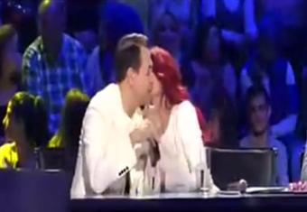 هيفاء وهبى تهدي حكيم قبلة عالهواء فى برنامج شكلك مش غريب