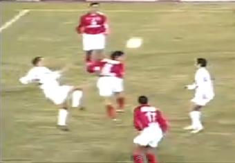 شاهد كيف تلاعب لاعبو الأهلي بلاعبي الزمالك في لقاء القمة موسم 2004