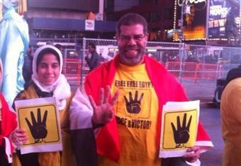 "إيمان الحصري تعرض صورة لأخو شوبير بنيويورك رافعاً "شارة رابعة