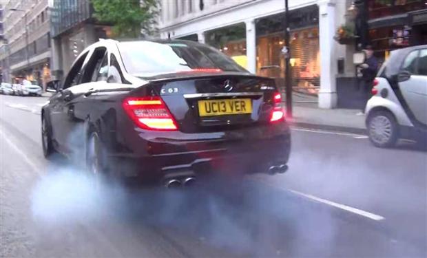 مرسيدس C63 AMG تزأر بقوة 457 حصان بشوارع لندن