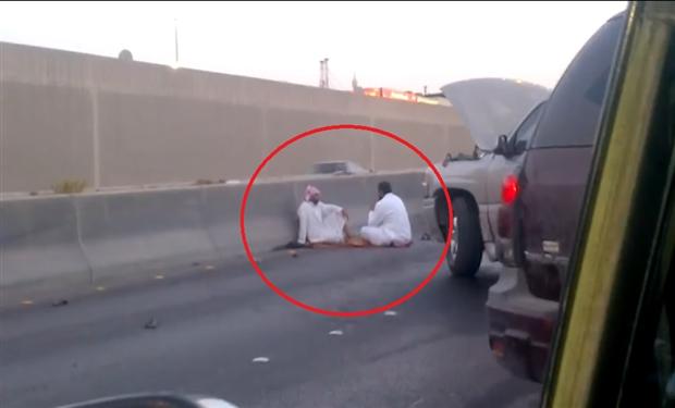 بعد تصادم سياراتهما .. سعوديان يجلسان على الأرض كالأصدقاء فى انتظار الشرطة (فيديو)