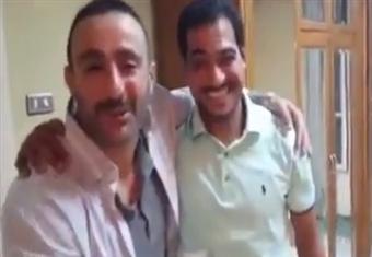 أحمد السقا يعرض فيديو له مع المصور الذي اعتدى عليه بالضرب يعتذر له ويقبلة 