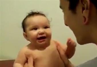  فيديو مضحك جداً لأب يدلع ابنه بطريقة غريبة