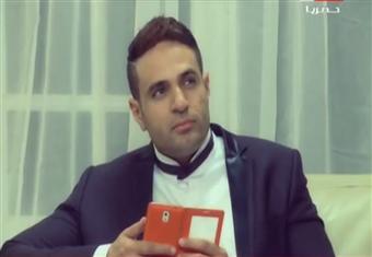 بالفيديو.. مدير أعمال محمد نور يعتدي على فريق ''لعنة الفرحنا''