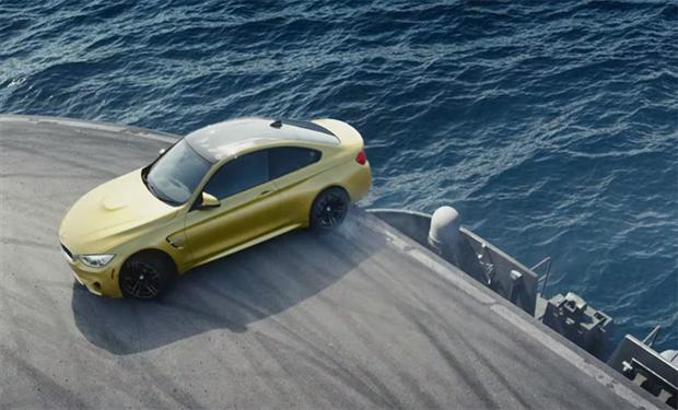 فيديو يحبس الانفاس من BMW M4 على حاملة طائرات