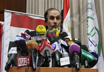 عزت العلايلي لفناني مصر: ''فوقوا مصر تعبر عبوراً عظيماً''