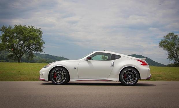 نيسان 370Z NISMO 2015 بمحرك أوتوماتيك