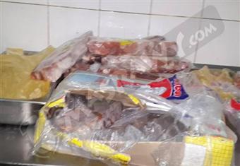 ضبط كميات من هياكل الدواجن الفاسدة داخل مصنع بأبو النمرس