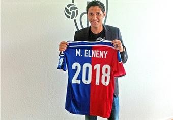 رسميًا.. النني يجدد تعاقده مع بازل حتى عام 2018