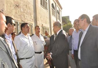 بالصور- السيطرة على طفوحات مياه الصرف.. ونقل مؤقت لمرضى مستشفى بولاق