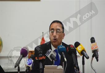 وزير اﻹسكان يفتتح خط مياه ''القاهرة الجديدة''.. ويؤكد: يغذي المدينة بالكامل 