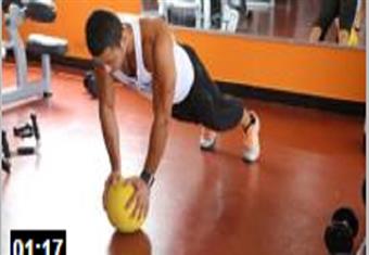 حرك عضلات الصدر والمعدة عبر ال Medicineball Push ups