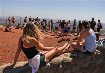 بالفيديو.. إسرائيل تنظم رحلات بالشيشة والهوت شورت لمتابعة الحرب السورية 