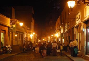 محلب يبدأ جولته بشارع المعز برفقة محافظ القاهرة