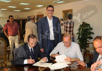 بالصور- التليفزيون يوقع عقد بث مباريات الدوري لـ7 أندية لمدة 3 سنوات