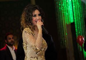 بالصور.. جنات تحتفل برأس السنة مع جمهورها بـ ''نيولوك غجري''