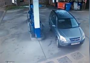 بالفيديو.. حركات مثيرة لسائق بريطاني داخل محطة وقود 