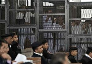 الجارديان: آمال كبيرة وتوقعات متواضعة من محاكمة صحفيي الجزيرة في مصر