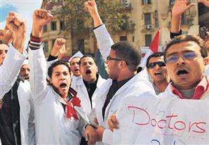 ''الكادر للجميع ''.. وقفة احتجاجية لأطباء خارج قانون الحوافز 