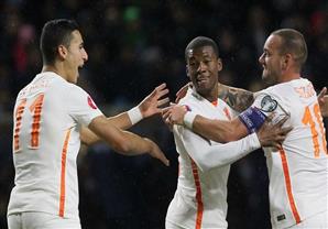 بالفيديو- هولندا تتخطى كازاخستان بثنائية وتبقي على آمالها في تصفيات يورو 2016