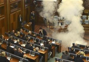 عضو في برلمان إقليم كوسوفو يلقي قنبلة غاز مسيل للدموع داخل القاعة