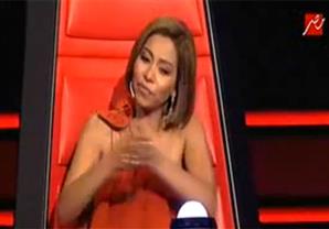 بالفيديو- متسابقة تفاجئ شرين في "The Voice".. والفنانة: "بدأنا الغناء سوا"