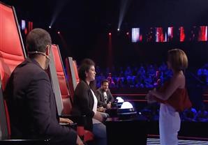 شيرين تواصل تصرفاتها المثيرة.. وتجلس على "متسابقة بـ the voice"