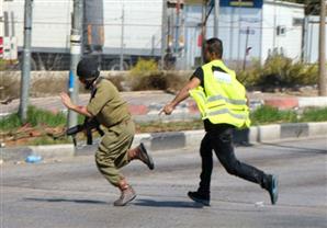 الأوبزرفر: الفلسطينيون يفجرون انتفاضة الخناجر