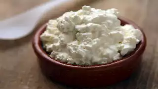 هؤلاء ممنوعون من تناوله الجبنة القريش.. وهذا ما يحدث عند تناولها