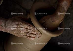 حِنّ على القُلة.. صناعة الفخار بالواحات تغرق في الوحل (قصة مصورة)