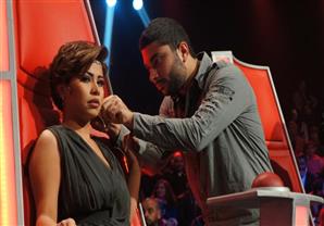 لحظة سقوط شيرين عبدالوهاب على مسرح "the Voice"