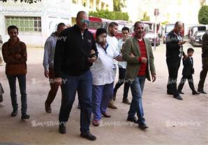 بالصور – أحمد عدوية يُدلي بصوته في لجنته الانتخابية بالمعادي