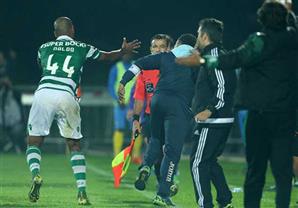 بالفيديو والصور- لاعب سبورتينج لشبونه يعتدي على مدرب الخصم ويُسقطه أرضا