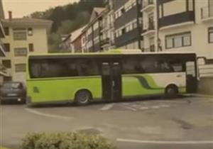 بالفيديو - كيف يدور الأوتوبيس داخل الشوارع الضيقة في اليابان؟ 