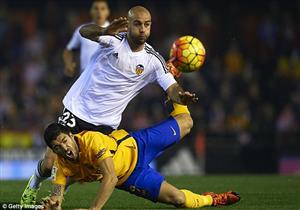 لاعب فالنسيا ينشر صورا لآثار اعتداء سواريز (فيديو)