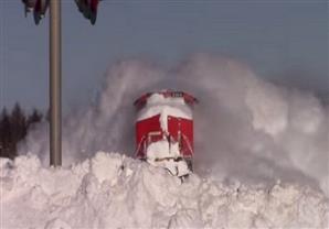 قطار يكتسح الثلوج التى تعترض طريقه فى مشهد مذهل