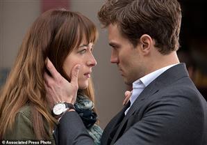 ''Fifty shades of gray'' يتربع على عرش شباك التذاكر الأمريكي بـ93 مليون دولار