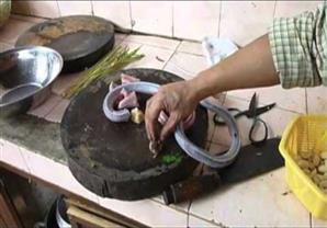 السجن تسع سنوات لرجل في زيمبابوي يأكل لحم الثعابين